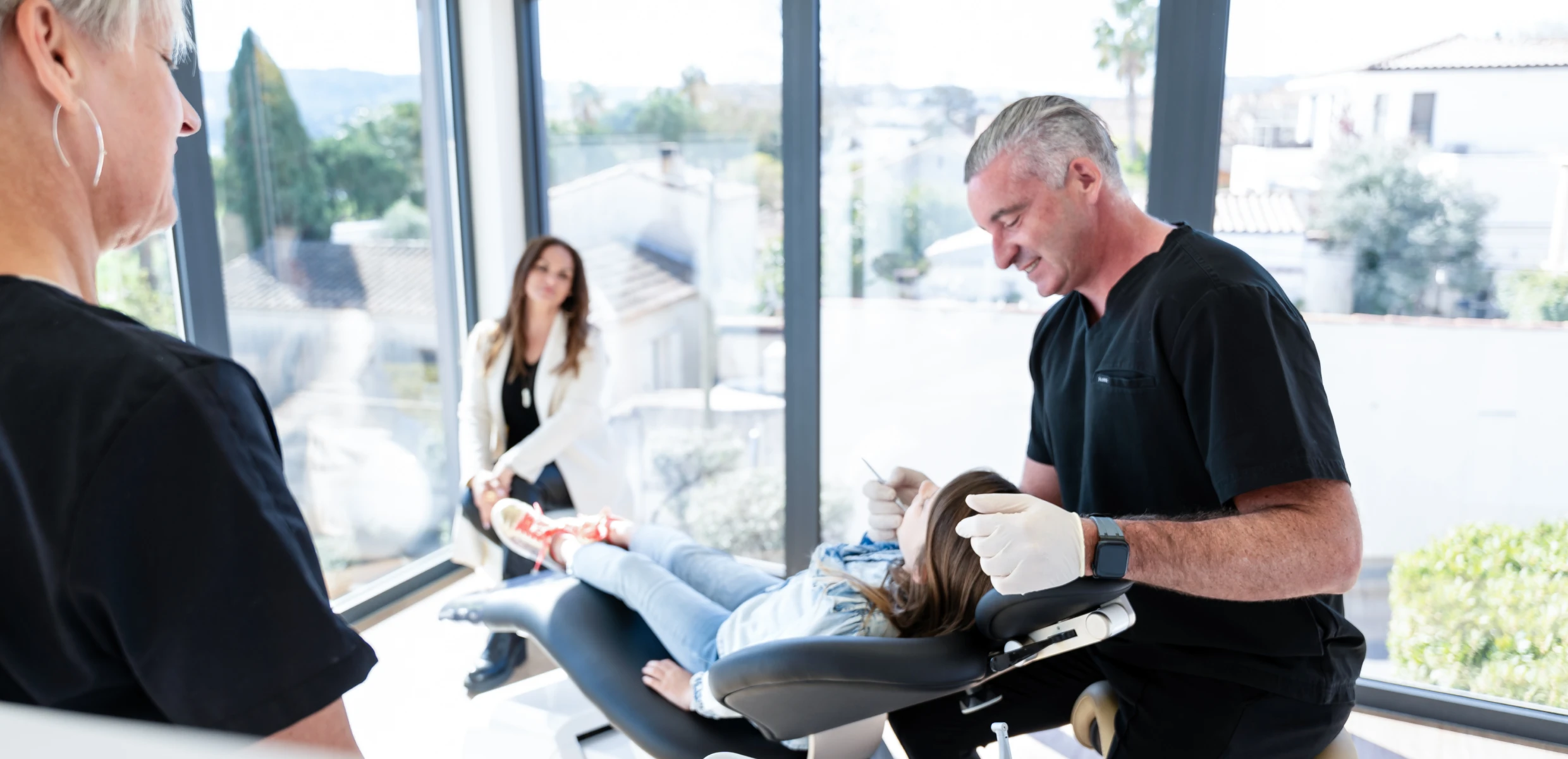 Spécialiste qualifié en orthopédie dento-faciale Dr Florent Aubert dans son cabinet à Martigues