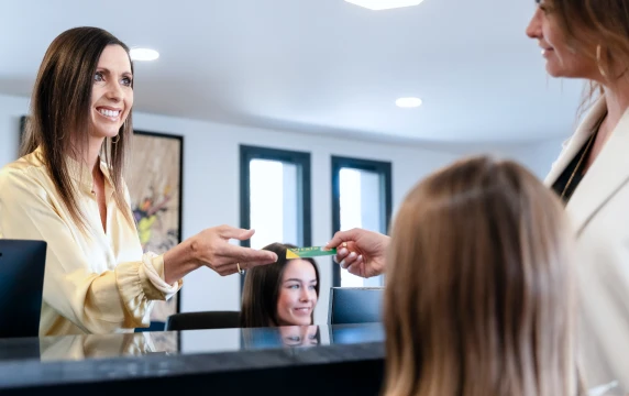 Soins dentaires adaptés aux adultes, adolescents et enfants au cabinet orthodontique du Dr Florent Aubert à Martigues 13500