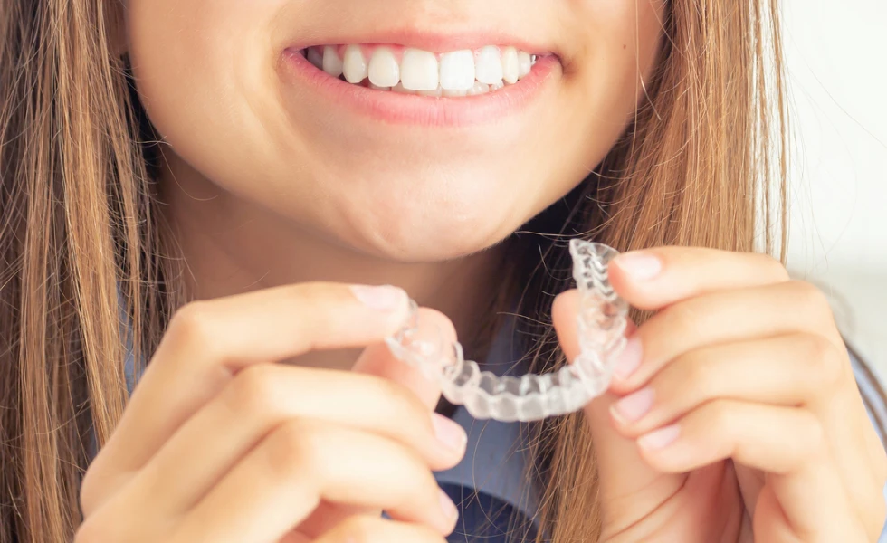 Gouttières invisibles orthodontie adolescent au Cabinet Orthodontie du Dr Florent Aubert, situé à Martigues 13500