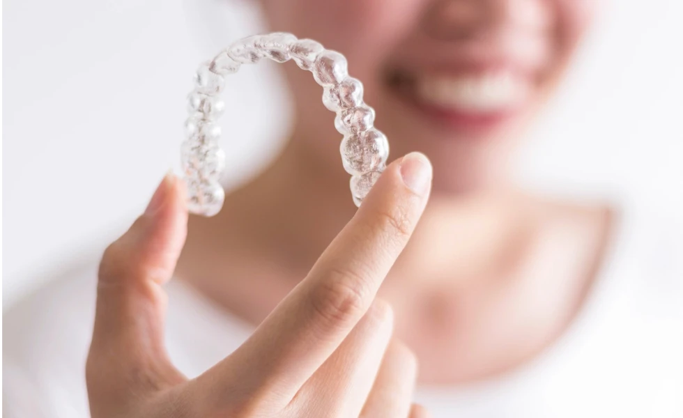 Gouttières invisibles, appareils orthodontiques au cabinet orthodontique du Dr Florent Aubert, situé à Martigues 13500