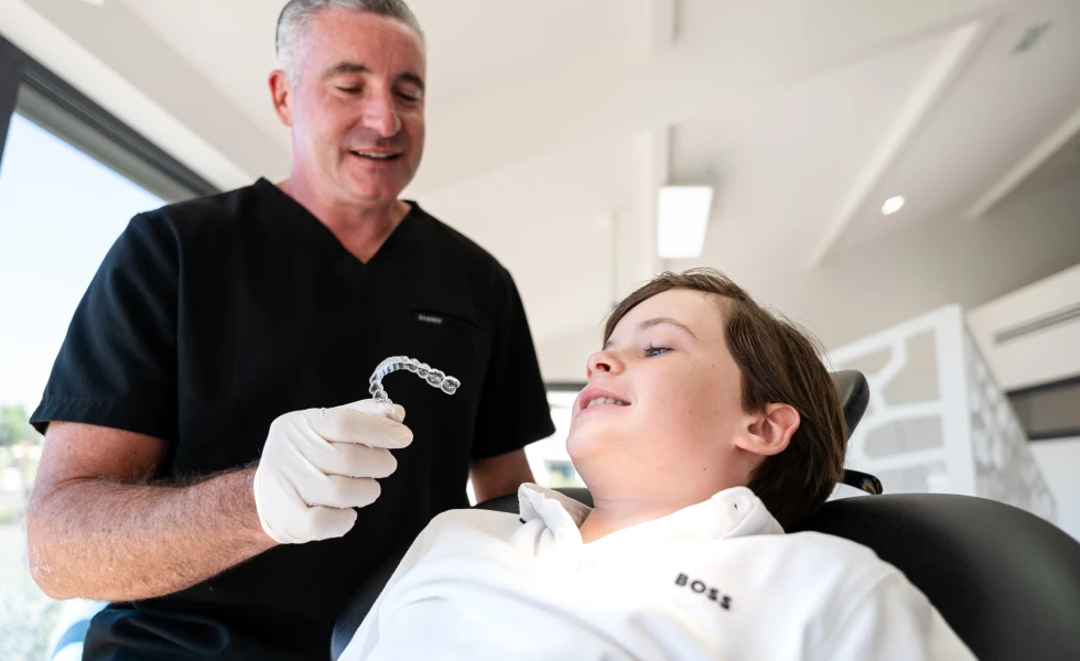 Gouttières invisibles pour adulte, adolescent et enfant au cabinet d’orthodontie du Dr Florent Aubert à Martigues 13500